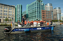 Das Reinickendorfer Mehrzweckarbeitsboot (MzAB) "Erich Hennicke" auf der Spree, hinten rechts das Bundesministerium des Innern
