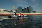 Mehrzweckarbeitsboot (MzAB) auf der Spree vor der Kulisse des Hauptbahnhofs Berlin