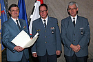 Reinhard Kretschmer (links), hier mit Referatsleiter Turek (Mitte) und Geschäftsführer Haupt (rechts), wurde das THW-Ehrenzeichen in Silber verliehen.