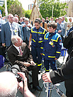 Bundesinnenminister Dr. Wolfgang Schäuble unterhält sich mit Jugendlichen.