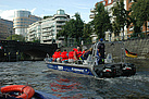 Das Reinickendorfer Mehrzweckarbeitsboot (MzAB) "Erich Hennicke" auf der Spree, hinten links das Bundesministerium des Innern