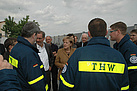 Bundeskanzlerin Angela Merkel unterhielt sich während ihrer Stippvisite am Oderufer in Frankfurt auch kurz mit eingesetzten THW-Helfern