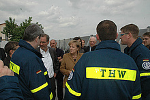 Bundeskanzlerin Angela Merkel unterhielt sich während ihrer Stippvisite am Oderufer in Frankfurt auch kurz mit eingesetzten THW-Helfern