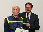 Klaus Zander (links) mit dem THW-Landesbeauftragten Manfred Metzger nach Verleihung des Dienstzeitabzeichens für 50-jährige Zugehörigkeit zum THW