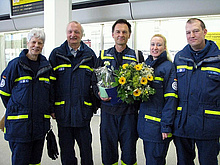 Peter Unterspann (Mitte) nach seiner Ankunft auf dem Flughafen Berlin-Tegel